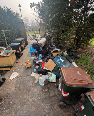 Materassi e rifiuti abbandonati sgomberati da stabile Atc a Torino